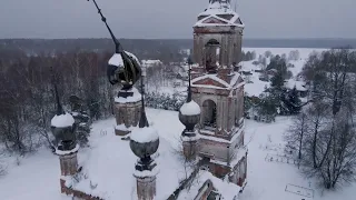 А в селе церковь стоит без пения и попов...