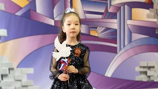 9 мая 2023г. Алина - 6 лет. На концерте поет песню «Встанем»Шаман. #алина #встанемшаман #школа1570
