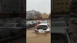 Saudi Arabia becomes a vast ocean! Flooding in Jeddah after heavy rain.