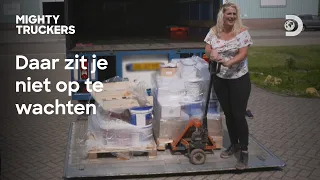 Moeder en dochter reizen samen met de vrachtwagen door Nederland