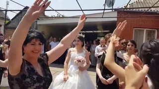 Танцы у дома невесты / Традиционная армянская свадьба / Невеста выходит к жениху / Свадьба в Ереване