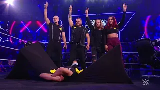 Schism rompe una mesa con un fan del público dia accion de gracias - WWE NXT 22/11/2022 (En Español)