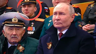 Такой молодой, а уже Герой: что за улыбчивый парень сидел позади Путина на параде Победы?