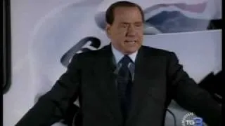 Berlusconi: "Meglio guardare ragazze che essere gay "