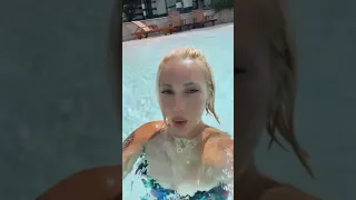Лера Кудрявцева в бассейне