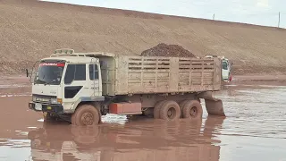 จัดว่าสุด รถสิบล้อดั้มทำงานในนัำ ราชาบ่อดิน ทั้งชันทั้งน้ำทั้งฝน dump truck