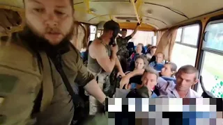 Эвакуация жителей Казачьей Лопани в россию. Вывоз людей на автобусе с зоны боевых действий.