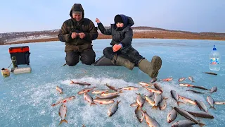 Апрель! КЛЁВ ПЛОТВЫ КАК С ПУЛЕМЁТА! Рыбалка в Шарыпово КТЭК - 1 день!