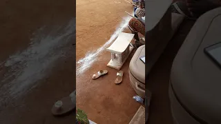 Sortie d'une prêtresse Komian dans le village d'Apouesso â Abengourou