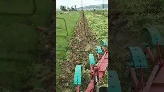 Zetor Forterra 9641 ploughing with kverneland 4 furrow plough.