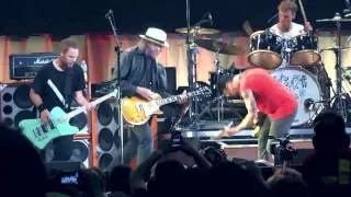 Pearl Jam with Neil Young - Rockin in the free world (Toronto 2011)