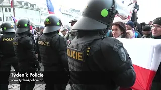 DEMONSTRANTI SE POKUSILI NÁSILÍM VNIKNOUT DO BUDOVY NÁRODNÍHO MUZEA, 18 LIDÍ SKONČILO V POUTECH