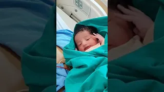 👶Newborn Baby Face 🧿 | Anvika's First Look #baby #day1 #shorts
