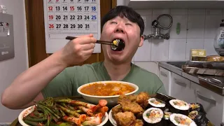 숨도 죽지 않은 파김치와 통닭 김밥 김치찌개입니다 파가 맵지 않고 아삭하니 좋네요! 기름 좀 찌든 통닭도 매력적! 먹방MUKBANG