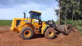 FAZENDO LIMPEZA EM   BAIXADA  E CURVA  DE ESTRADA COM PÁ CARREGADEIRA JCB 426ZX