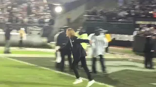 Raiders’ final game in Oakland turns chaotic