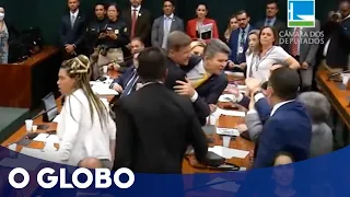 Deputados batem boca por menção a indigenista e jornalista assassinados