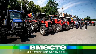 Протесты в Молдове. Трактор под новогодней елкой