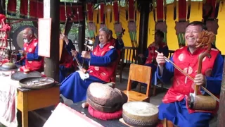 Lijiang, Yunnan: Traditional musical performance (Shuhe Old Town)