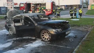 Auto auf Parkplatz in Lambach in Vollbrand