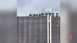 Hombre escala puente levadizo de Brickell en pleno funcionamiento
