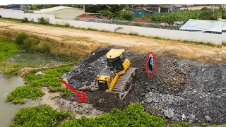 Best  Machines Bulldozer Use Power Moving Rock , Clear Dirt With Dumping Truck In Making Road Around