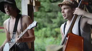 "THE GREAT" STEVE 'N' SEAGULLS perform THUNDERSTRUCK