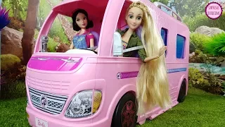 Rapunzel y Blancanieves en la Caravana de Barbie con los príncipes Disney