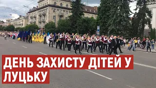 На святкову ходу в центрі Луцька вийшло майже три тисячі дітей