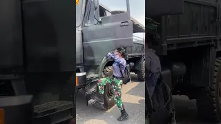 Pelatih Kowal Naik Truck Liaz Marinir