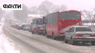 Масштабні снігопади, ожеледиця та сильний вітер: захід України накрила негода