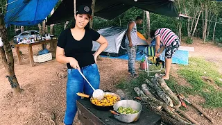 Montamos acampamento pescamos e fizemos um banquete para o almoço