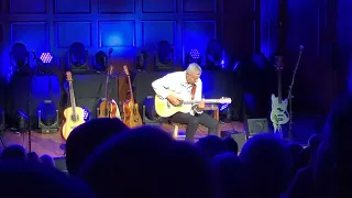 Tommy Emmanuel - A lesson in harmonics... Oh, and Over the Rainbow.