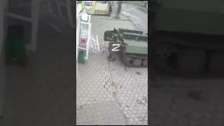 Russian soldiers steal weapons from store in Ukraine kyivi
