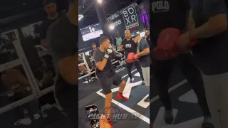 Roy jones Jr teaching David Benavidez signature left hook in awesome link up!