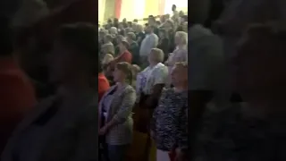 Зрители в едином порыве встали на песню "ВСТАНЕМ"(Я.Дронова-Шамана) в исполнении "ПЕРВОЙ ЛЮБВИ".