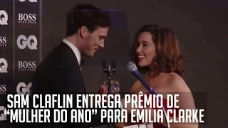 Sam Claflin entrega prêmio de "Mulher do Ano" para Emilia Clarke