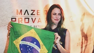 Kaya Scodelario emocionada em Première de "Maze Runner: Prova de Fogo"