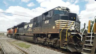 Norfolk Southern 1108 SD70ACe con BNSF al mando de tren automotriz