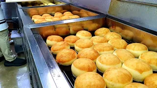 하루에 2000개씩 팔리는 도넛!? 도너츠 공장의 압도적인 크림폭탄 도넛 만들기 Cream bomb donut mass making - Korean street food