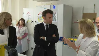 Emmanuel et Brigitte Macron visitent le centre de recherche de l’Institut Curie | AFP Images