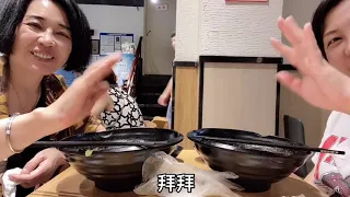 胖妞和老妈吃麻辣烫，满满两大碗全是干货，娘俩吸溜一顿造，香