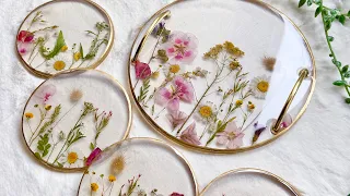 Casting Flowers in a Resin Coaster and Tray Set