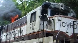 AC44i VLi e locomotiva BB36 EFVM com fogo