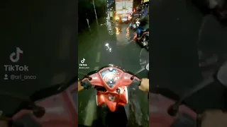 VEDIO VIRAL Lucu motor mio punya nyali trobos banjir smpai tenggelam