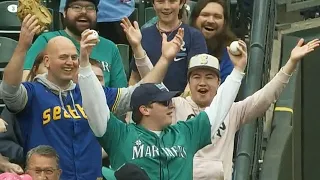 One fan, two foul balls caught … ON CONSECUTIVE PITCHES! 🤯