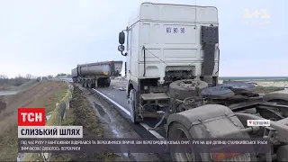 Аварія через ожеледицю: неподалік Одеси у вантажівки відірвався та перекинувся причіп