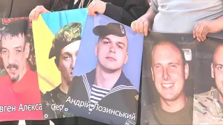 "Ми є!" - акція на підтримку безвісти зниклих в зоні ООС бійців пройшла біля Дніпро ОДА