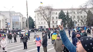 Митинг против русских оккупантов в захваченном путлеровскими наемниками Херсоне 5 марта 2022 г.