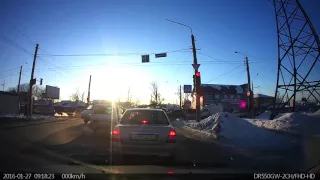 27 01 2016 г  Барнаул, пер  Строителей Челюскинцев Выезд на встречную полосу